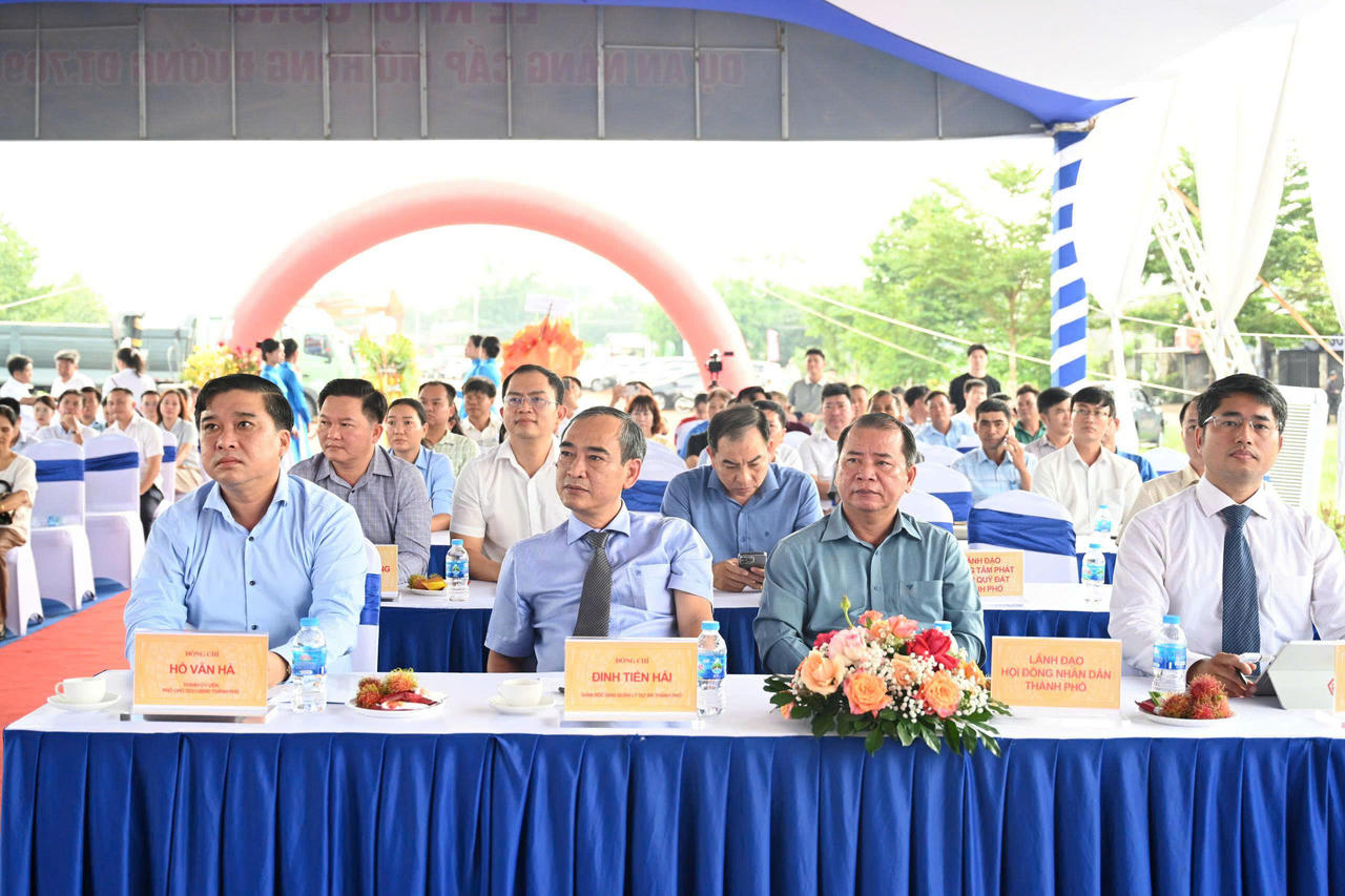 Các đại biểu tham dự lễ khởi công hai dự án giao thông trọng điểm ĐT.769 và ĐT.773.