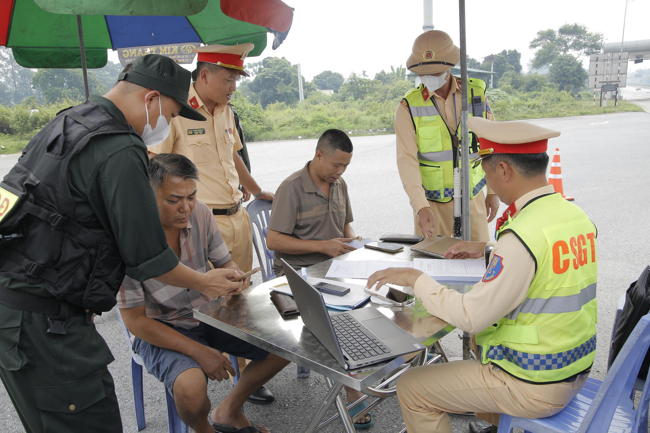 Tăng cường kiểm tra, xử lý vi phạm trên cao tốc Nội Bài - Lào Cai, bảo đảm an toàn cho người tham gia giao thông