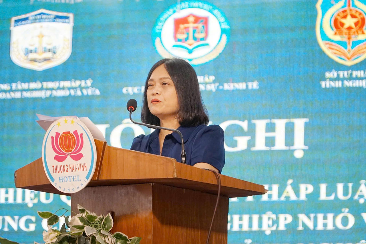 Bà Nguyễn Thị Thu Thủy – Trưởng phòng Phòng Văn bản và Quản lý xử lý vi phạm hành chính, Sở Tư pháp Nghệ An trình bày tham luận “Tăng cường hỗ trợ pháp lý đối với DNNVV trên địa bàn tỉnh Nghệ An”. Ảnh: Tuyết Lan
