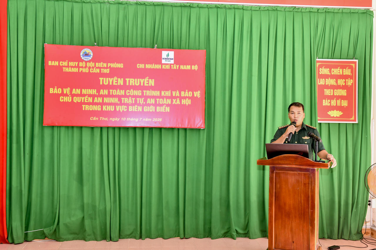 Cán bộ đồn Biên phòng Trung Bình tuyên truyền các nội dung chống khai thác IUU tới bà con ngư dân tham dự hội nghị.