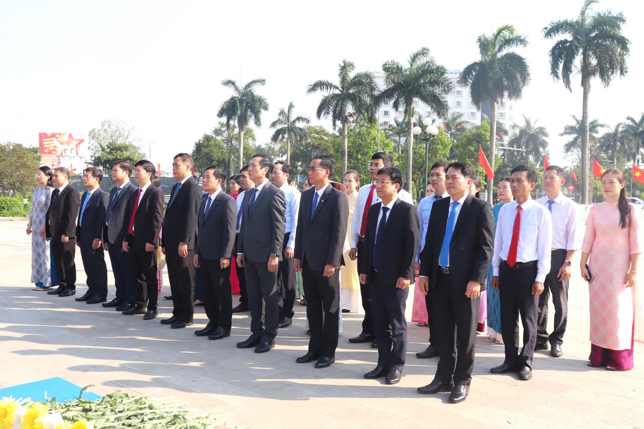 Lãnh đạo tỉnh Quảng Trị và các đại biểu dành phút tưởng niệm, bày tỏ lòng thành kính đối với cố Tổng Bí thư Lê Duẩn.