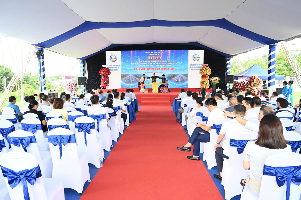 Toàn cảnh buổi lễ.