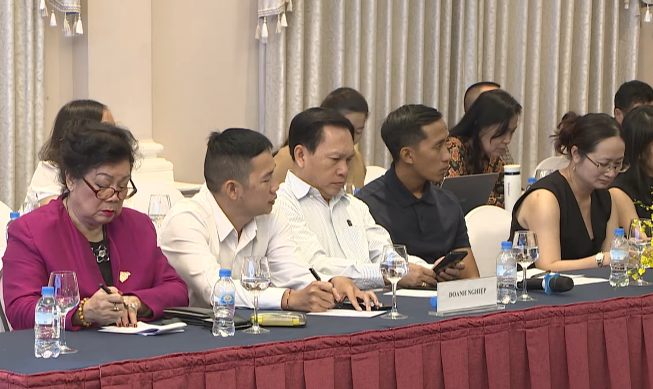 Đông đảo cộng đồng doanh nghiệp tham dự Hội nghị đối thoại doanh nghiệp và chính quyền thành phố chuyên đề về lĩnh vực ngân hàng.