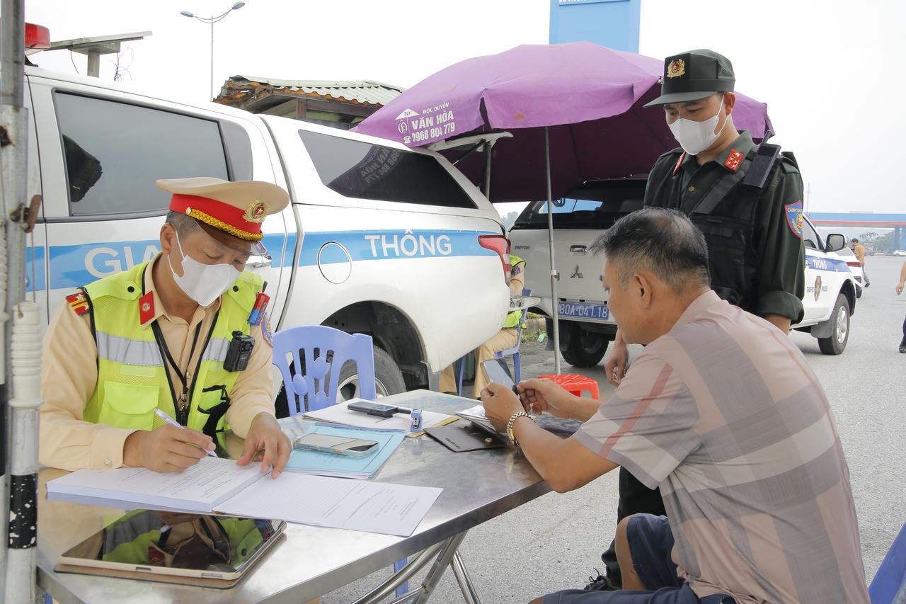 Lực lượng Cảnh sát giao thông tổ chức tuần tra lưu động kết hợp lập các chốt kiểm soát tại nhiều vị trí trên tuyến, tập trung vào những khung giờ có lưu lượng phương tiện lớn hoặc thời điểm tiềm ẩn nguy cơ xảy ra vi phạm.
