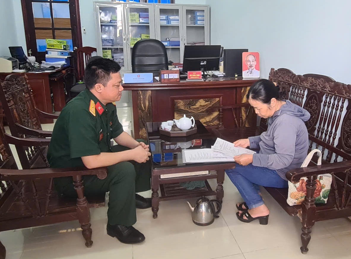 Bà Vi Thị Thanh Nhàn (SN 1966) trú tại xã Chi Lăng (tỉnh Lạng Sơn) đến Bộ Chỉ huy Quân sự tỉnh Lạng Sơn nhờ tìm mộ người thân là liệt sĩ Vi Văn Heo (SN 1950, nguyên quán: Thượng Cường, Chi Lăng, Lạng Sơn), thuộc đơn vị C16, ĐKZ, E141, QK5, hy sinh ngày 02/10/1969, an táng ban đầu tại: Hang đá khe lớn, Điện Sơn, Điện Bàn, Quảng Đà. Cấp bậc khi hy sinh: Thiếu úy, Đại đội phó. (Ảnh: Minh Hữu).