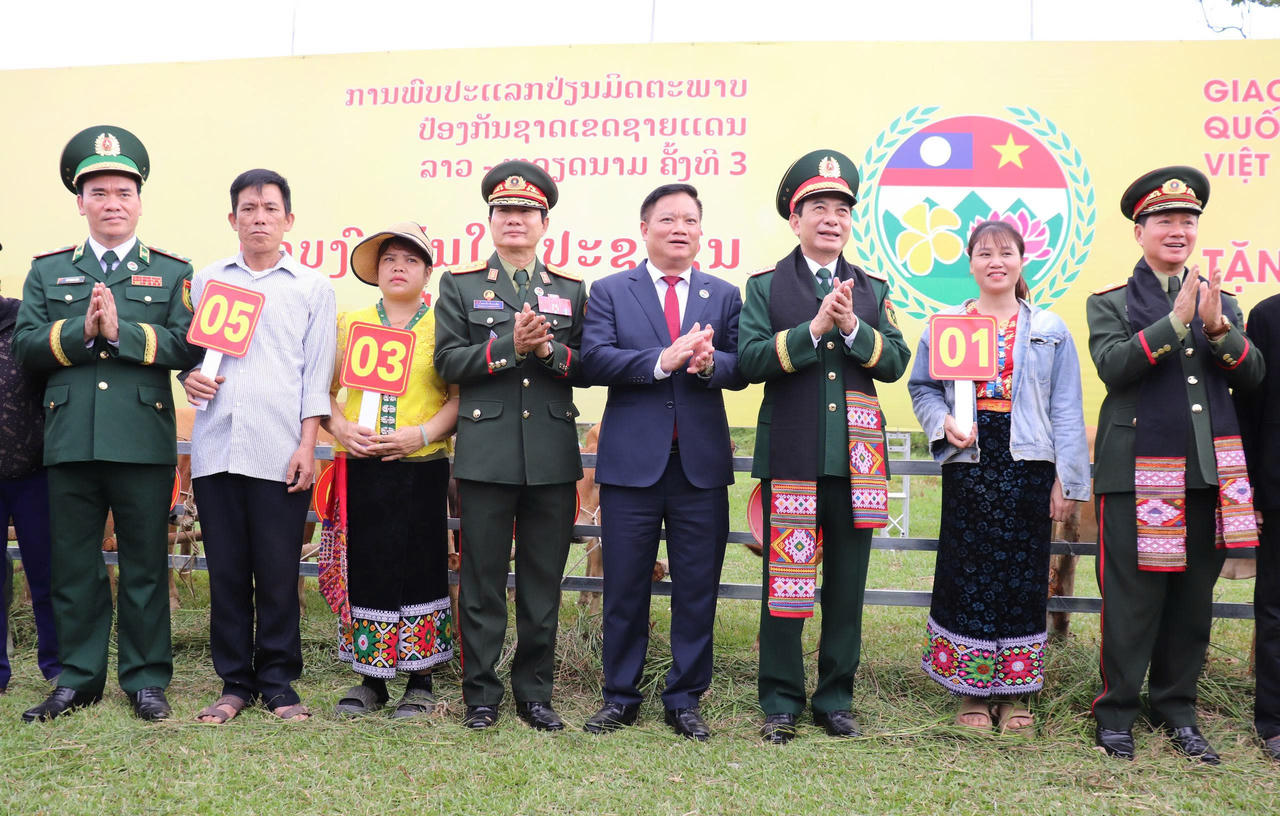 Hai Bộ trưởng Quốc phòng Việt Nam và Lào trao bò giống cho nhân dân biên giới xã Kim Bảng.