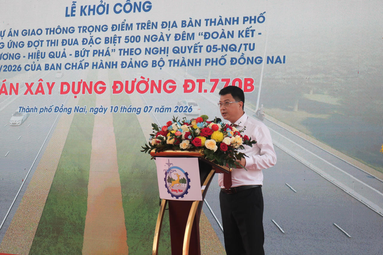 Đại diện liên doanh nhà thầu thi công phát biểu tại buổi lễ.