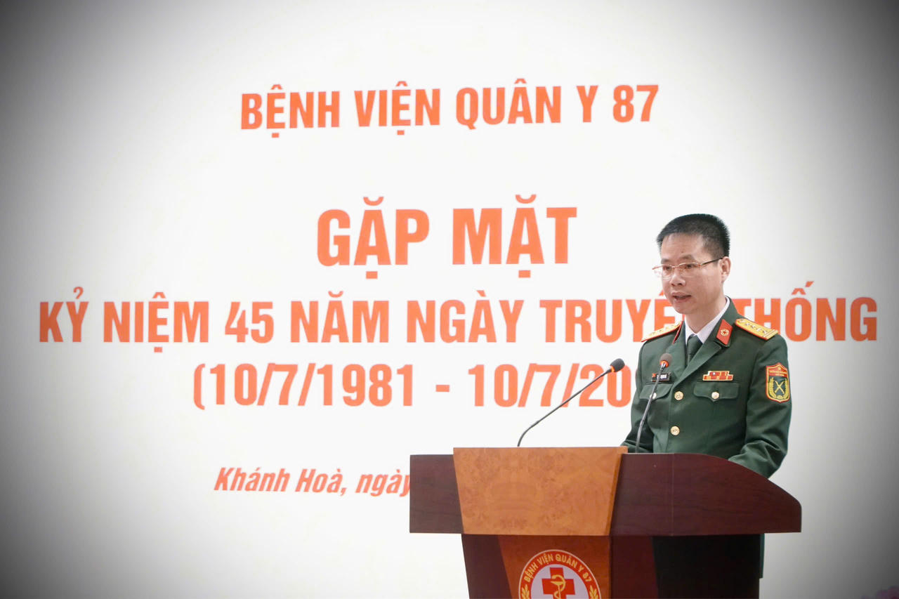 Đại tá Trần Mạnh Hà - Giám đốc Bệnh viện Quân y 87 phát biểu tại buổi gặp mặt kỷ niệm 45 năm Ngày truyền thống của đơn vị. 
