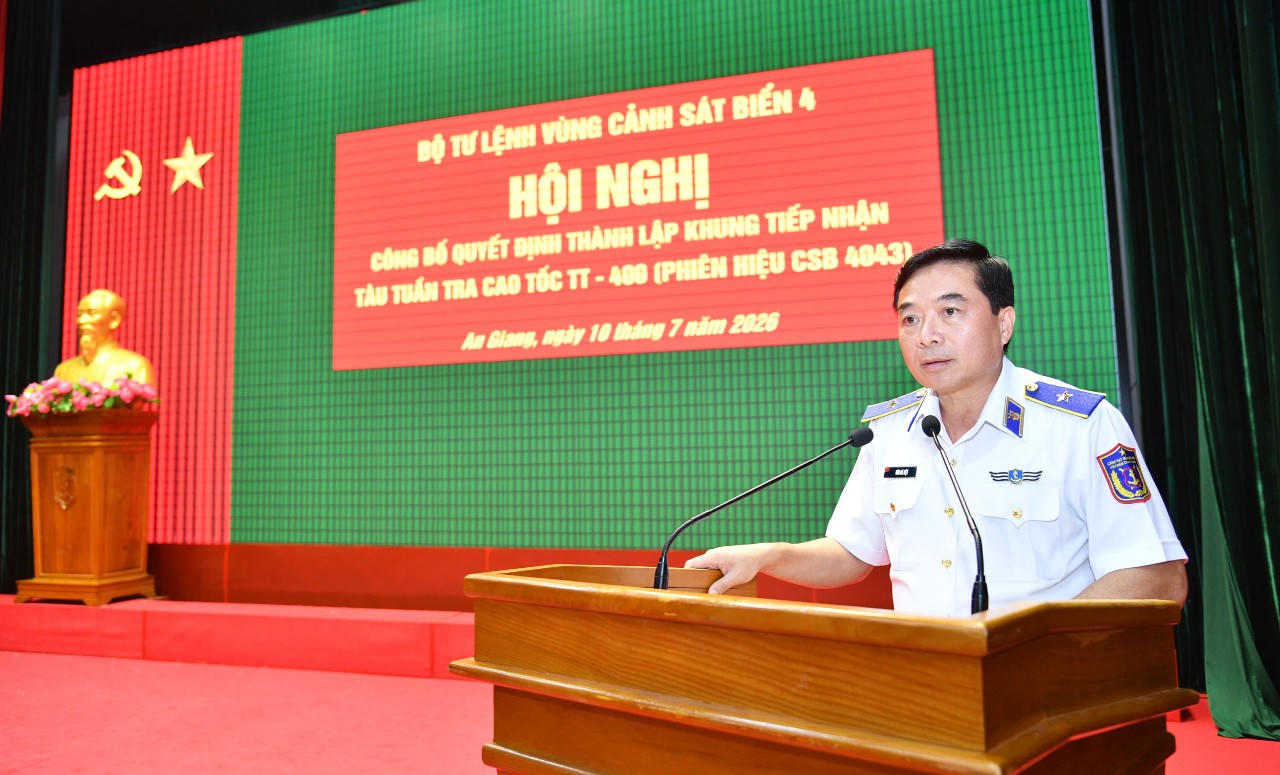 Thiếu tướng Đào Bá Việt - Tư lệnh Vùng Cảnh sát biển 4 phát biểu tại hội nghị.