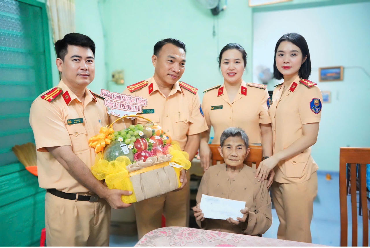 Phòng CSGT Công an TP Đồng Nai thực hiện hoạt động phụng dưỡng Mẹ Việt Nam Anh hùng.