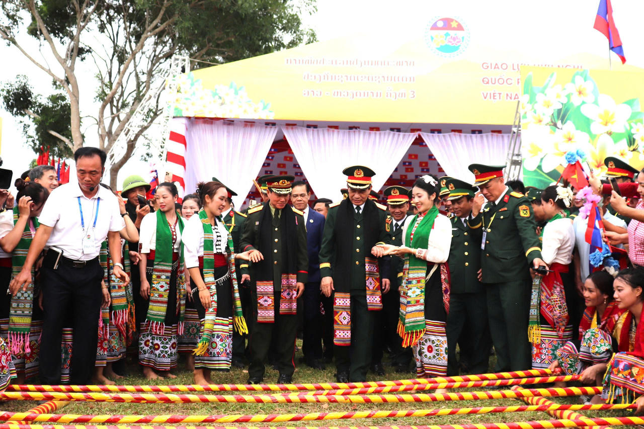 Hai Bộ trưởng Bộ Quốc phòng hai nước tham gia các hoạt động văn hóa văn nghệ, thể thao tại chương trình giao lưu.