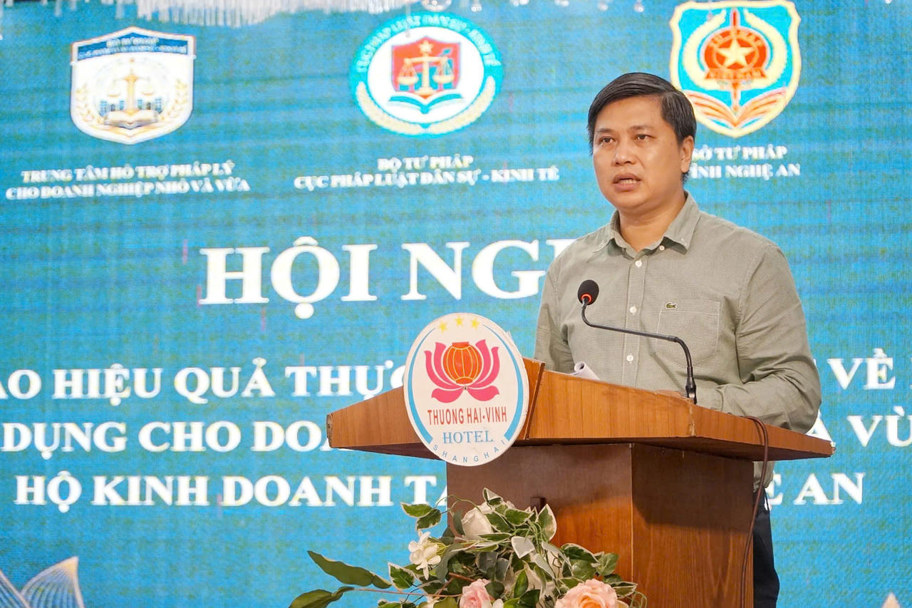 TS. Trần Minh Sơn – Giám đốc Trung tâm Hỗ trợ pháp lý cho doanh nghiệp nhỏ và vừa, Cục Pháp luật dân sự - kinh tế, Bộ Tư pháp trình bày tham luận “Nâng cao hiệu quả hỗ trợ pháp lý về tín dụng đối với doanh nghiệp nhỏ và vừa, hộ kinh doanh tại Nghệ An”. Ảnh: Tuyết Lan