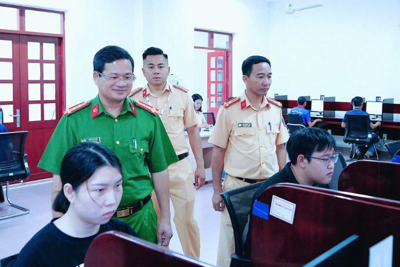 Đại tá Trần Anh Sơn, Phó Giám đốc Công an TP Đồng Nai, kiểm tra công tác sát hạch cấp giấy phép lái xe.
