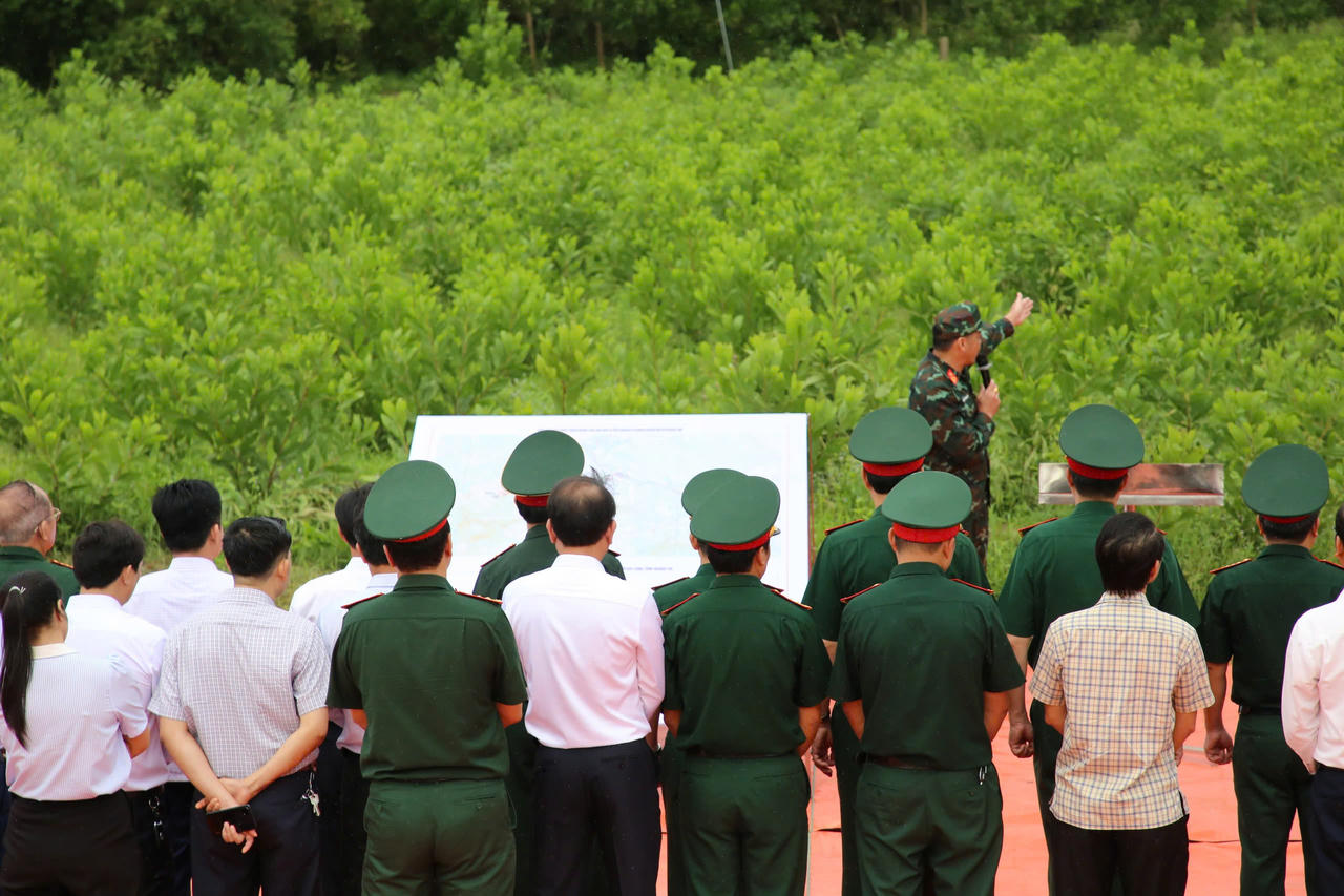 Đại biểu khảo sát thực địa khu vực Câu Nhi - nơi được xác định có nhiều căn cứ khoa học phục vụ việc mở rộng tìm kiếm, quy tập hài cốt liệt sĩ.