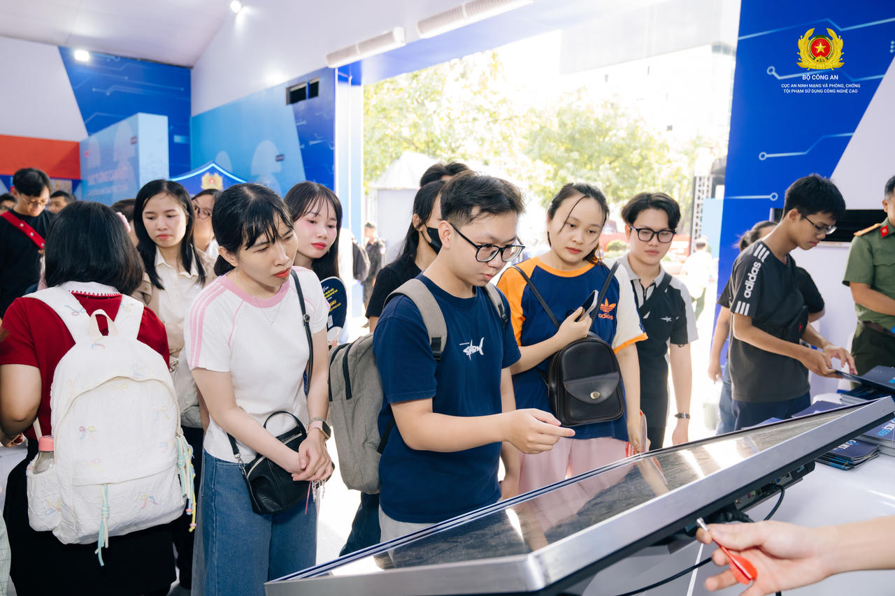 Triển lãm tương tác “Bức tường An ninh mạng” đang diễn ra tại phố đi bộ Hồ Gươm