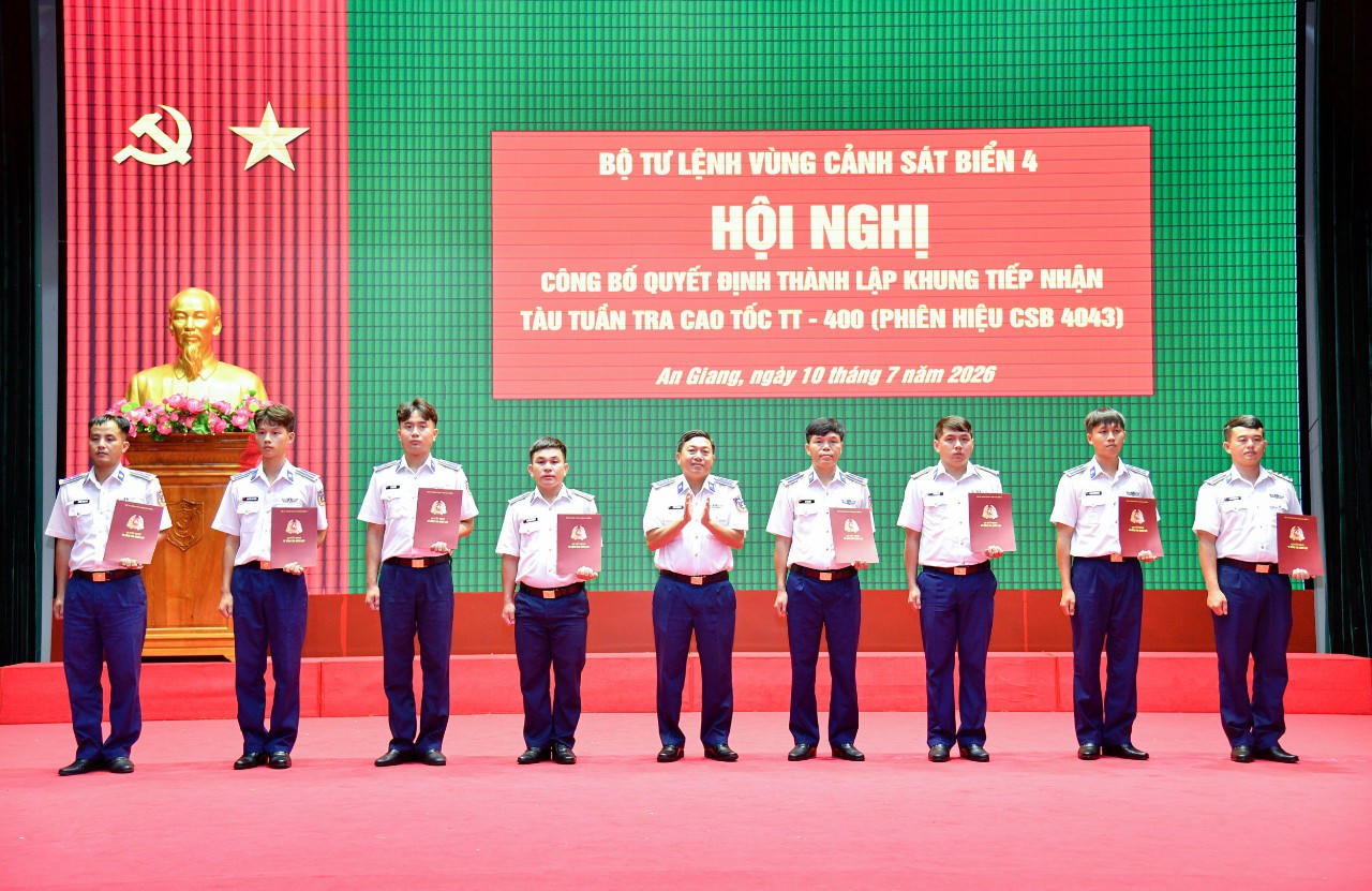 Đại tá Trần Nguyên Lai - Phó Tư lệnh, Tham mưu trưởng Bộ Tư lệnh Vùng Cảnh sát biển 4 trao quyết định công tác quân lực cho Khung tàu CSB 4043.
