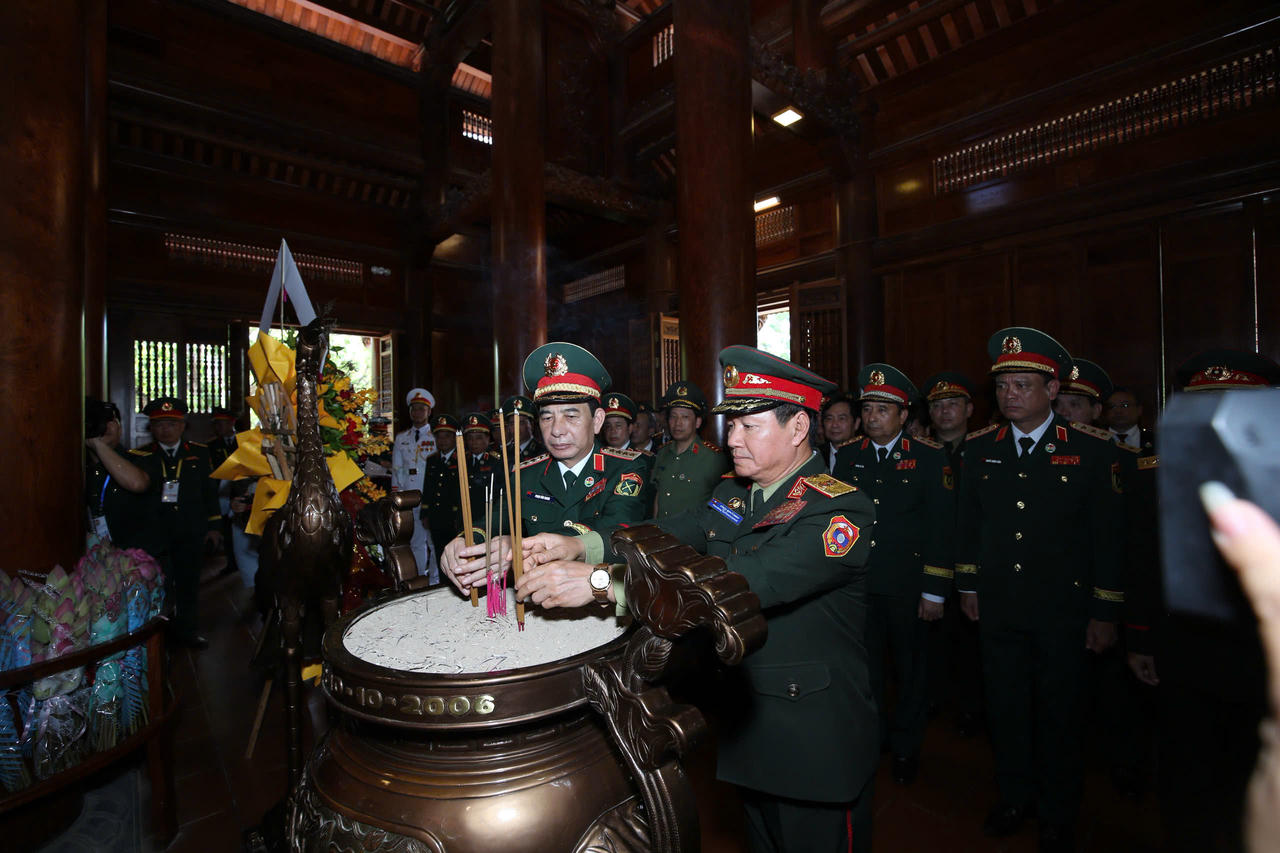 Hai Bộ trưởng Quốc phòng Việt Nam và Lào dâng hương tại Khu di tích Quốc gia đặc biệt Kim Liên - quê hương Chủ tịch Hồ Chí Minh&nbsp;