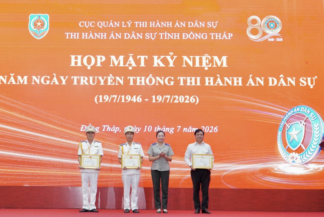 Bà Trần Thị Phương Hoa – Phó Cục trưởng Cục Quản lý THADS trao Bằng khen của Bộ Tư pháp cho các cá nhân, tập thể