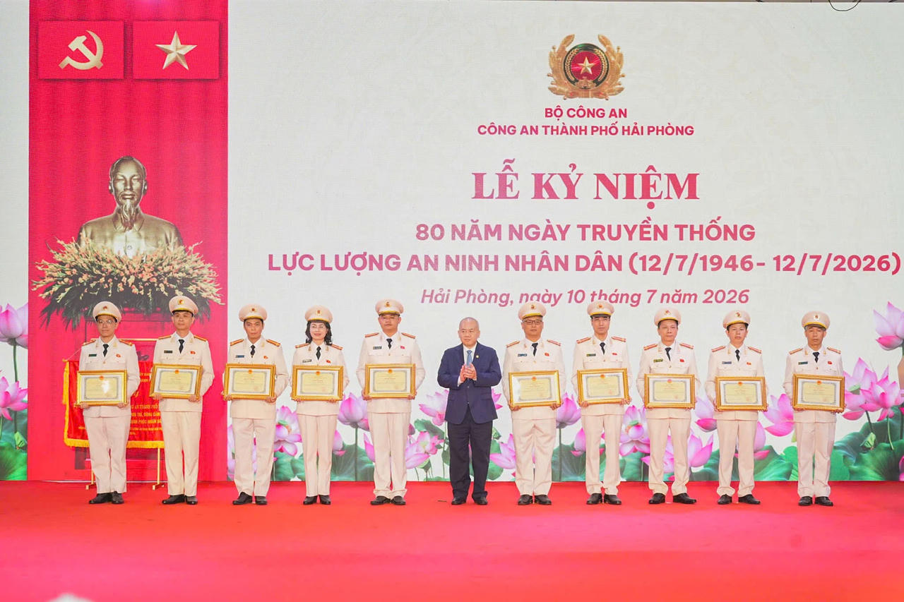 Chủ tịch UBND TP Đỗ Thành Trung trao Bằng khen của UBNDTP cho các tập thể và cá nhân tiêu biểu.