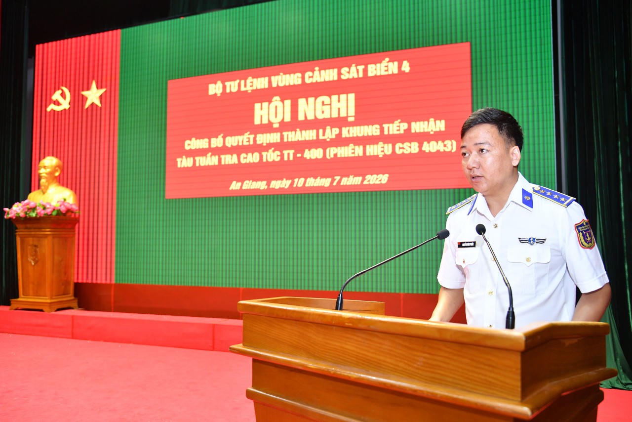 Đại úy Nguyễn Văn Phước - Thuyền trưởng tàu CSB 4043, Hải đội 401, Bộ Tư lệnh Vùng Cảnh sát biển 4 phát biểu tại hội nghị.