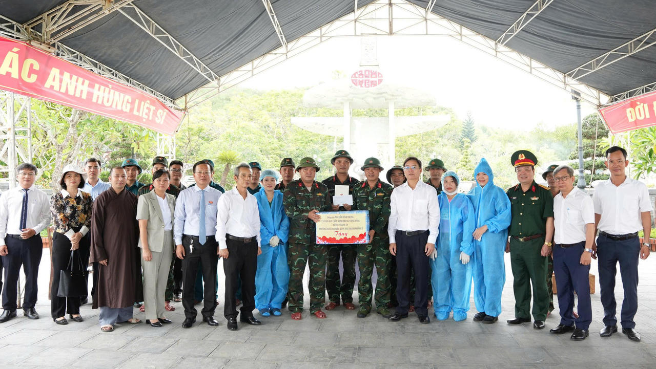 Bí thư Thành ủy Nguyễn Đình Trung tặng quà động viên các lực lượng tham gia lấy mẫu tại nghĩa trang liệt sĩ.