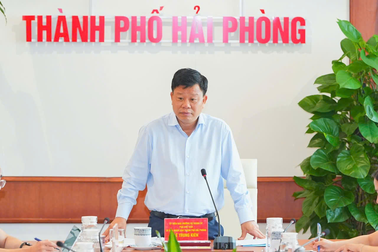 Phó Chủ tịch UBND Thành phố Lê Trung Kiên phát biểu kết luận cuộc họp.
