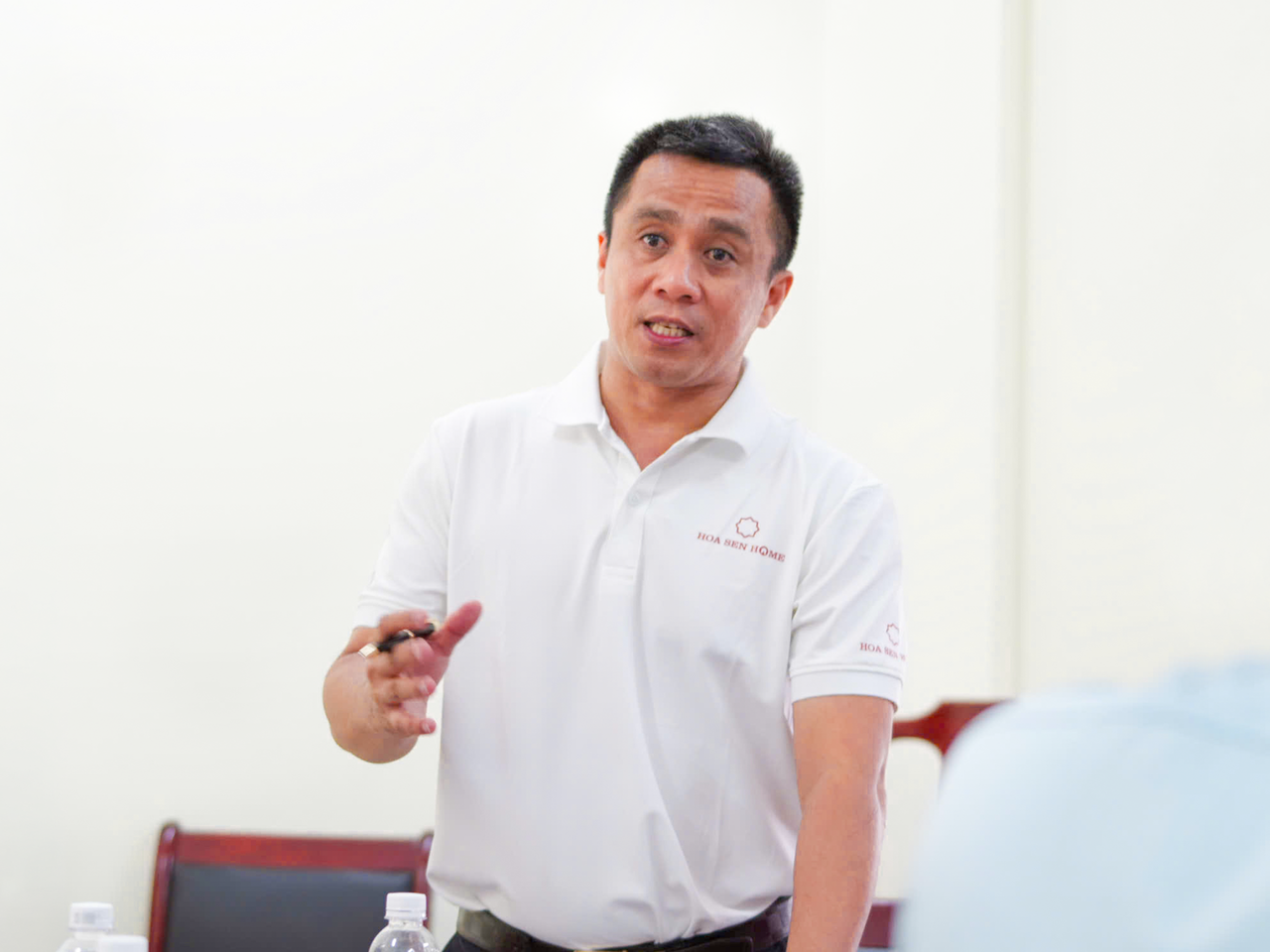 Ông Trần Đình Tài - Phó Tổng Giám đốc Tập đoàn Hoa Sen trao đổi công tác chuẩn bị cho đợt ghi hình chương trình Mái ấm gia đình Việt tại Khánh Hòa.