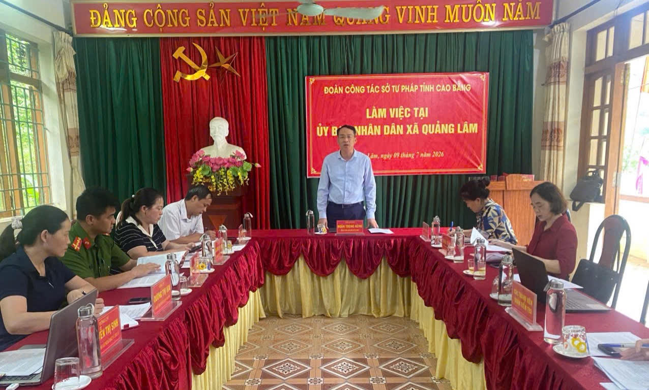 Ông Đoàn Trọng Hùng, Giám đốc Sở Tư pháp tỉnh Cao Bằng phát biểu, quán triệt nội dung buổi làm việc tại UBND xã Quảng Lâm. (Ảnh: Ngọc Huân)