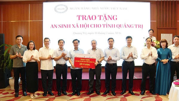 Ngân hàng Nhà nước Việt Nam trao 10 tỷ đồng hỗ trợ an sinh xã hội tại Quảng Trị