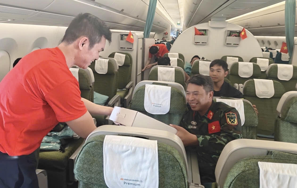 Những nụ cười và khoảnh khắc sẻ chia trên khoang hành khách góp phần tạo nên không khí ấm áp trong chuyến bay đặc biệt nối Venezuela với Việt Nam.