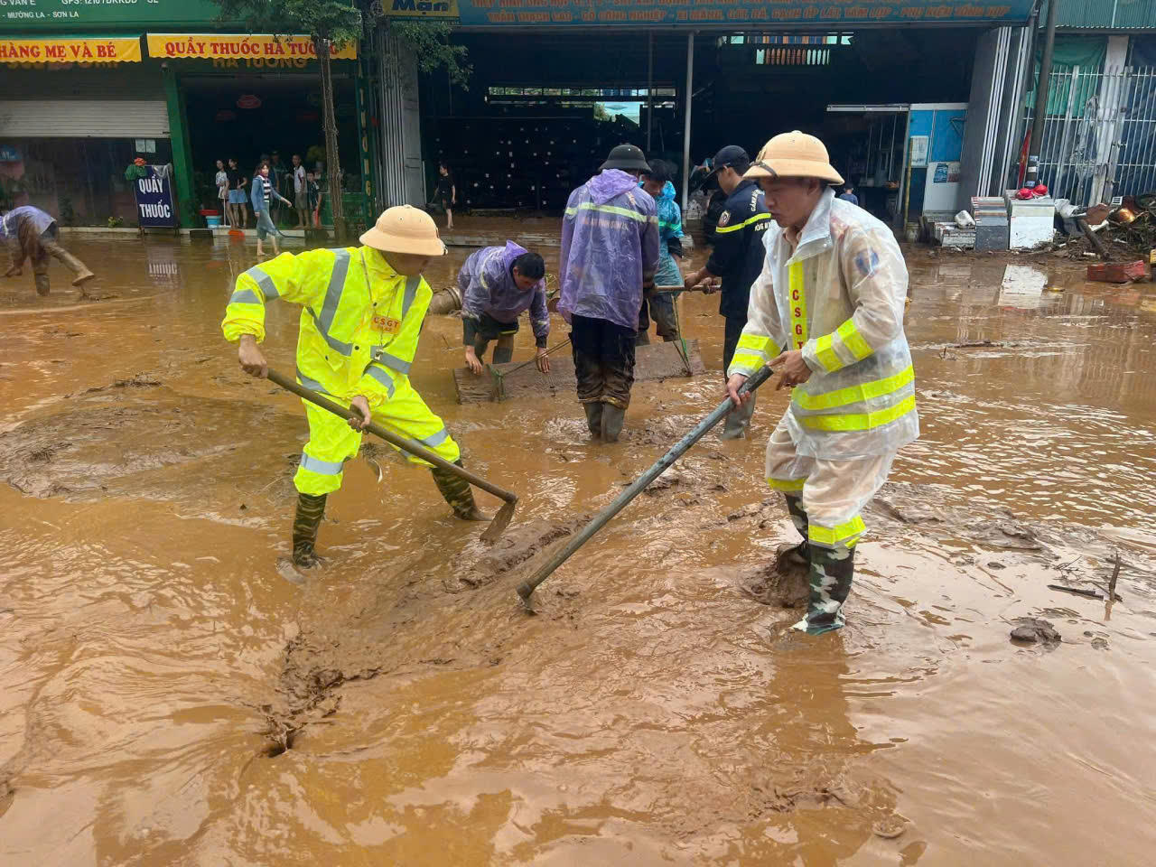 Các lực lượng chức năng tỉnh Sơn La đang tích cực hỗ trợ người dân khắc phục thiệt hại mưa lũ (Ảnh: CTV).