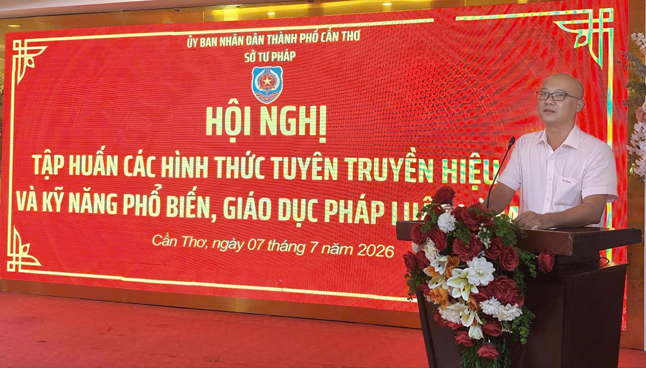 Ông Đồng Việt Phương - Phó Giám đốc Sở Tư pháp, Phó Chủ tịch Hội đồng phối hợp PBGDPL thành phố phát biểu khai mạc Hội nghị