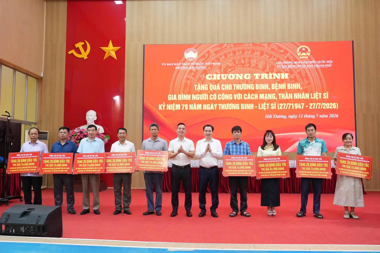 Trao quà tri ân người có công, thân nhân liệt sĩ tại Hải Phòng 