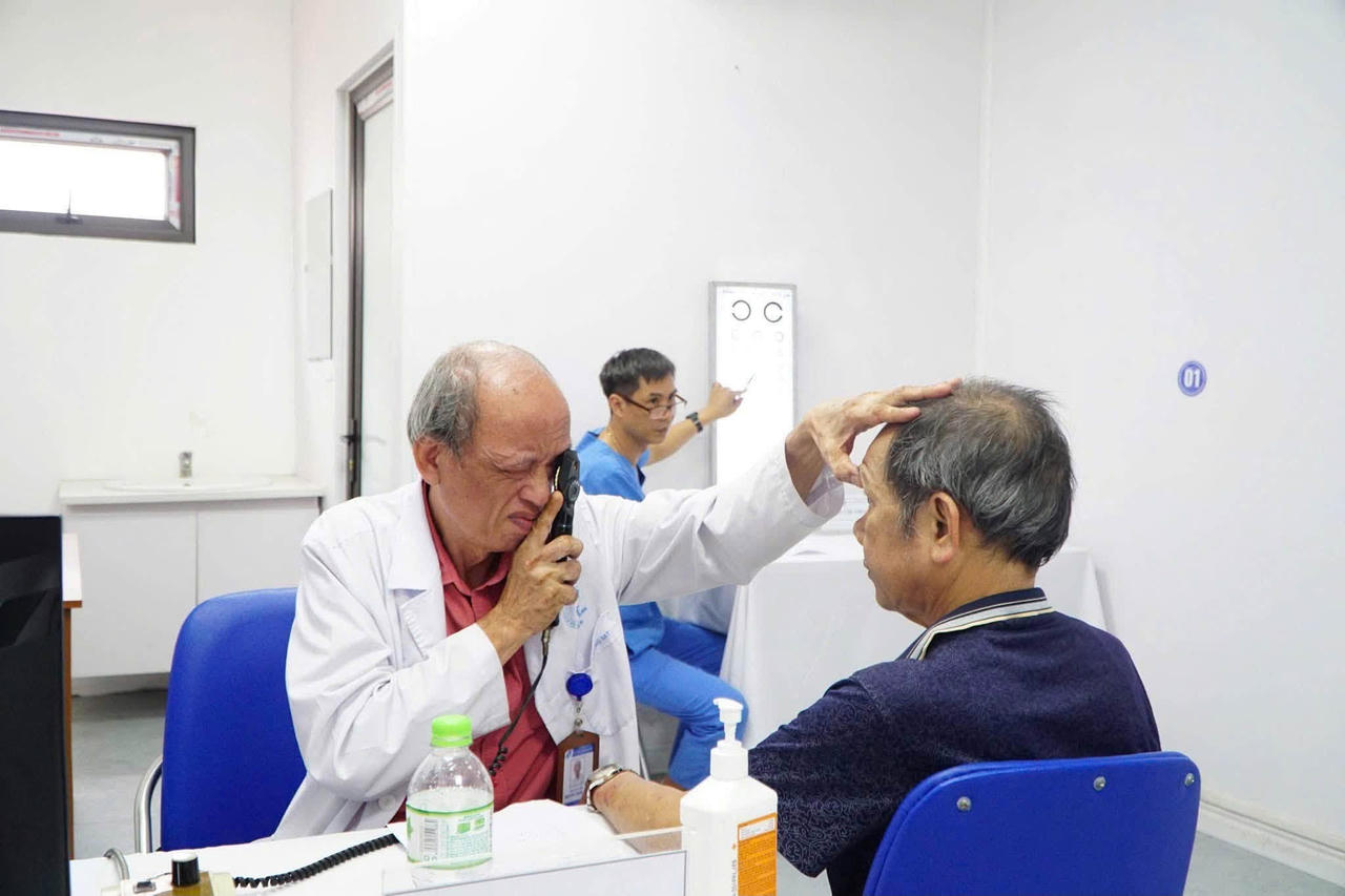 Chương trình ưu tiên chăm sóc sức khỏe người cao tuổi, người có công và các nhóm yếu thế.