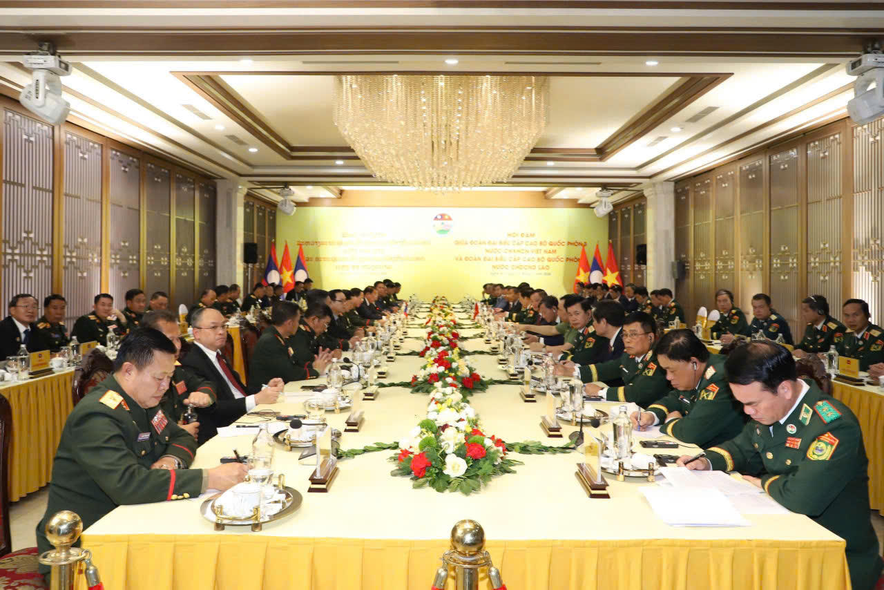 Quang cảnh cuộc hội đàm giữa đoàn đại biểu cấp cao Bộ Quốc phòng Việt Nam và Bộ Quốc phòng Lào.