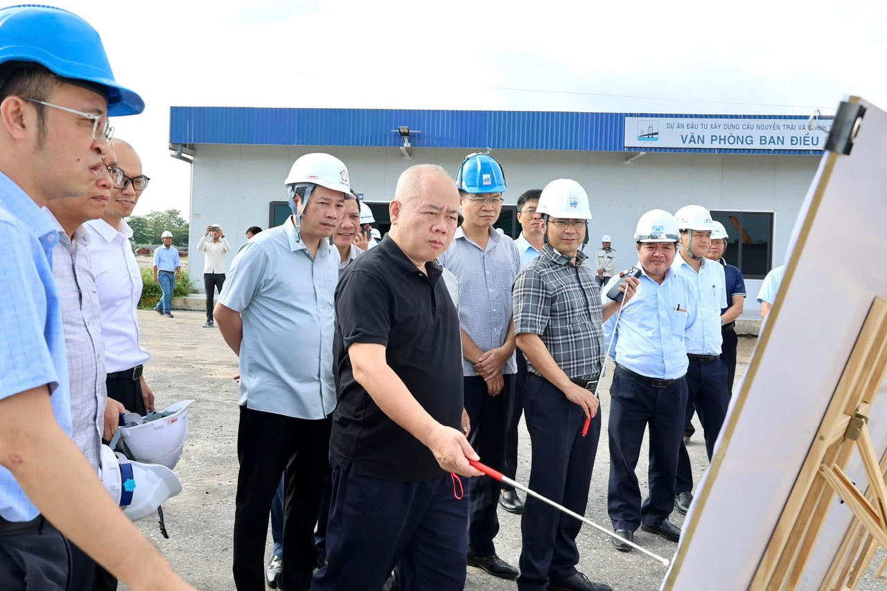 Chủ tịch UBND TP Hải Phòng Đỗ Thành Trung kiểm tra tiến độ thi công Dự án cầu Nguyễn Trãi và chỉnh trang đô thị vùng phụ cận.