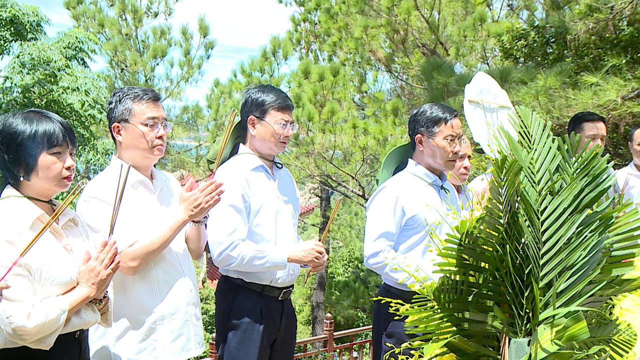 Thống đốc Ngân hàng Nhà nước Việt Nam Phạm Đức Ấn cùng đoàn công tác dâng hương, đặt vòng hoa tại Khu mộ Đại tướng Võ Nguyên Giáp ở Vũng Chùa - Đảo Yến.