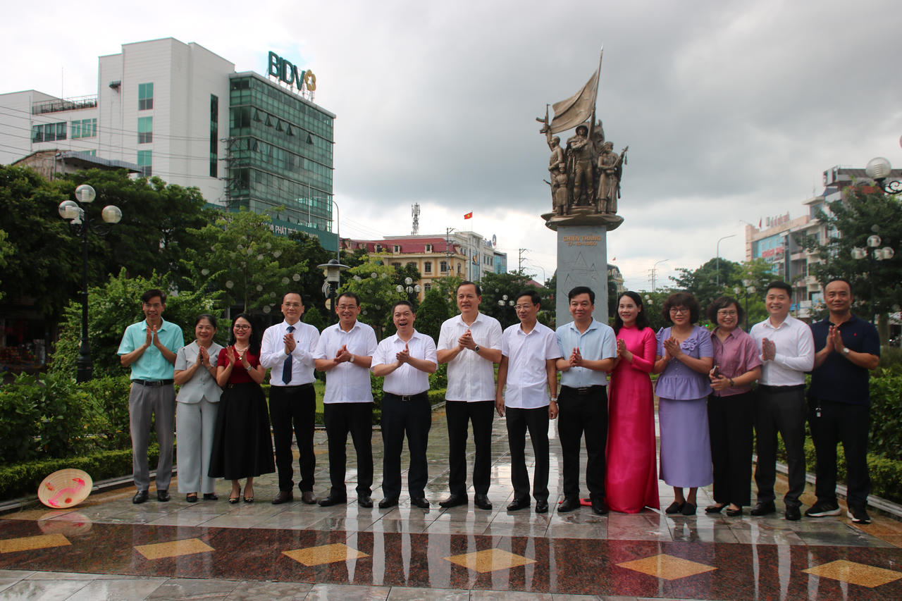 Phó Chủ tịch UBND tỉnh Lạng Sơn Đoàn Thanh Sơn, Bí thư Đảng ủy phường Đông Kinh Phùng Quang Hội, Giám đốc Sở Văn hóa - Thể thao và Du lịch tỉnh Lạng Sơn Phạm Đức Huân cùng một số đại biểu chụp ảnh lưu niệm tại tượng đài. (Ảnh: Minh Hữu).