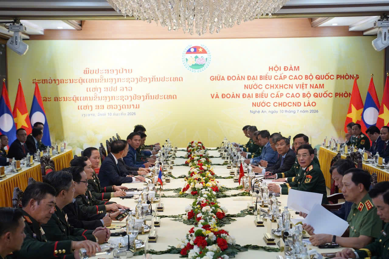 Quang cảnh cuộc hội đàm giữa đoàn đại biểu cấp cao Bộ Quốc phòng Việt Nam và Bộ Quốc phòng Lào.