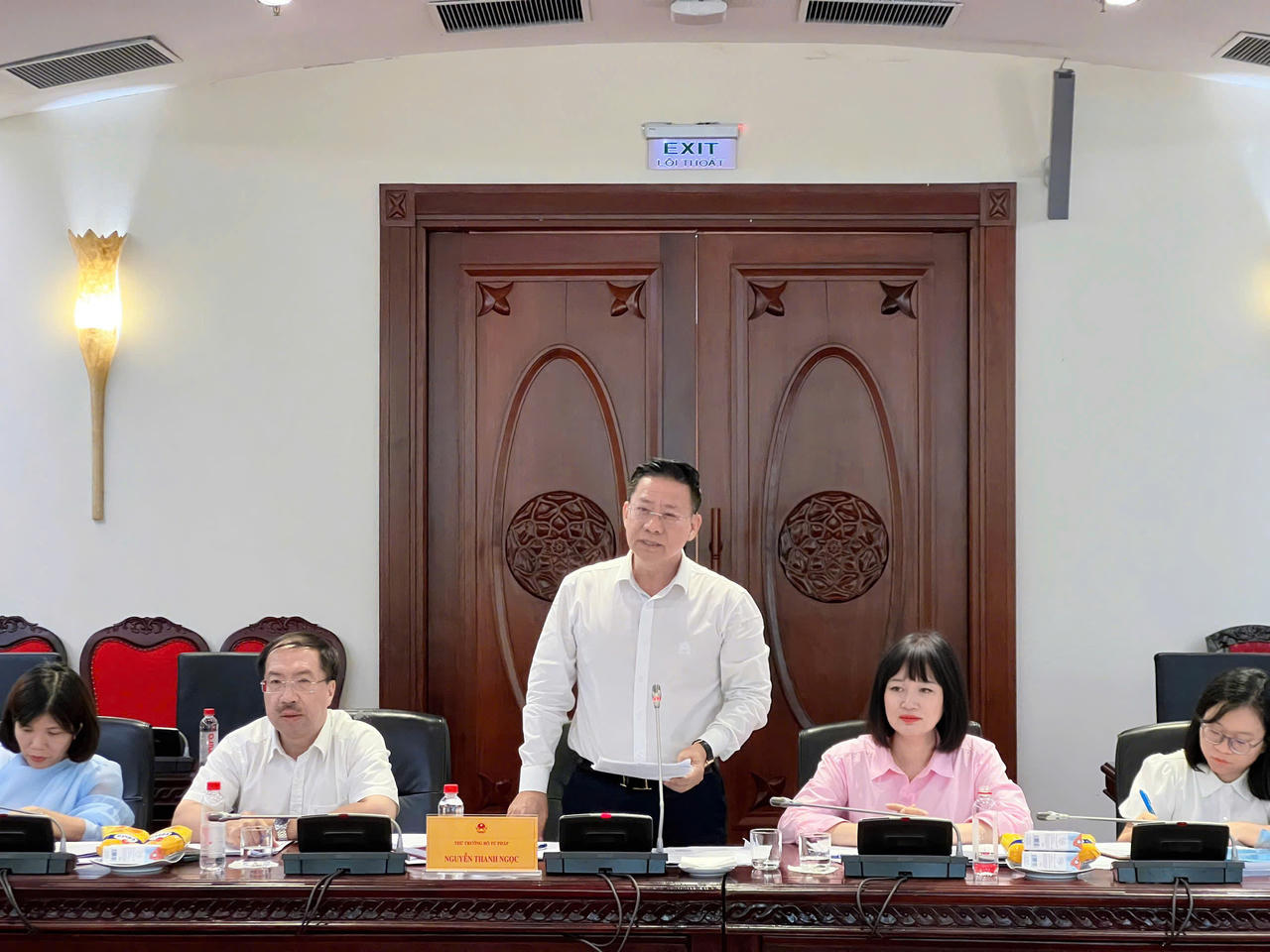 Thứ trưởng Bộ Tư pháp Nguyễn Thanh Ngọc&nbsp;trình bày tóm tắt Tờ trình của Chính phủ về Dự án Luật Hòa giải ở cơ sở (sửa đổi)
