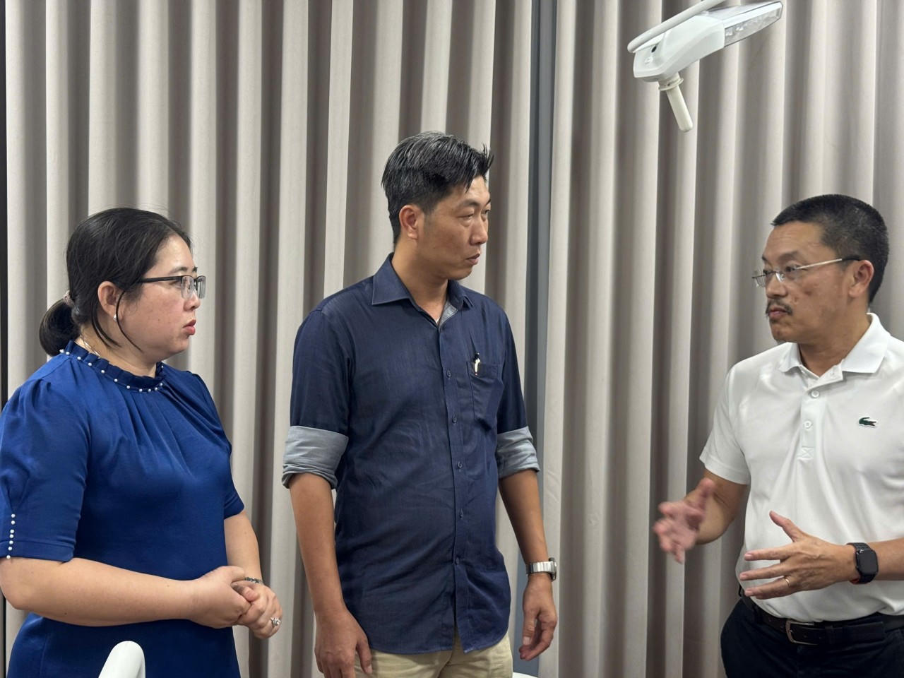 Lãnh đạo Đặc khu Phú Quốc kịp thời thăm hỏi tình hình sức khỏe các nạn nhân đang điều trị tại bệnh viện.