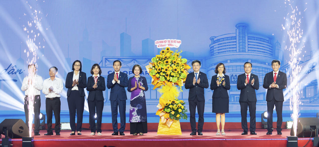 Lãnh đạo Liên minh Hợp tác xã Việt Nam trao lẵng hoa chúc mừng Ban lãnh đạo Saigon Co.op nhân kỷ niệm 30 năm thành lập thương hiệu Co.opmart