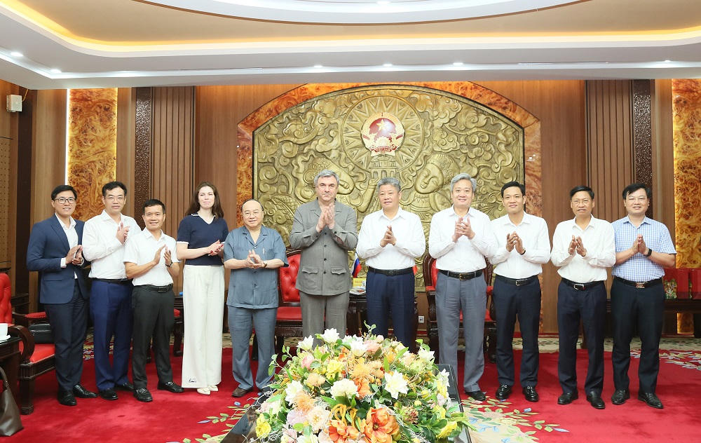 Các đại biểu chụp ảnh lưu niệm