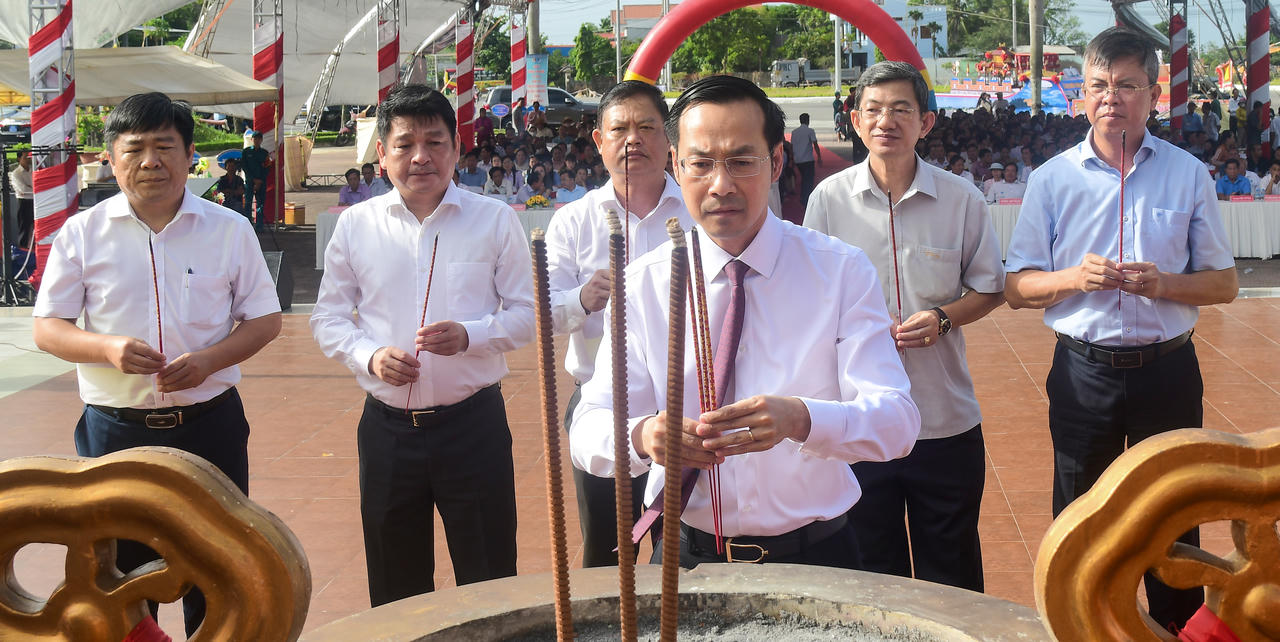Phó Bí thư Thường trực Tỉnh ủy, Chủ tịch HĐND tỉnh An Giang Nguyễn Thanh Nhàn cùng các đại biểu dâng hương.