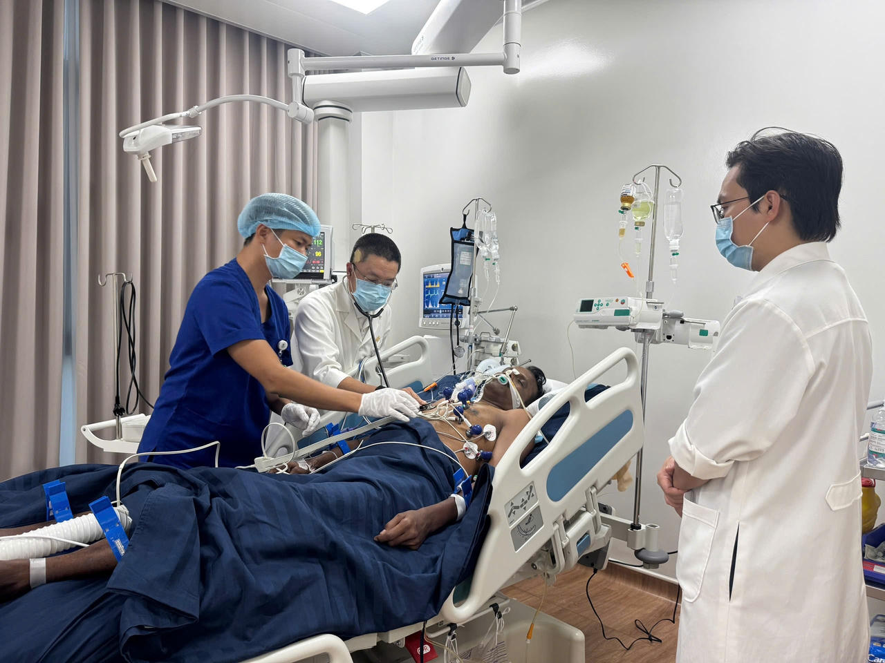 Bác sĩ Bệnh viện Chợ Rẫy sẽ có mặt tại Phú Quốc để tăng cường hỗ trợ điều trị cho 2 trường hợp nguy kịch.
