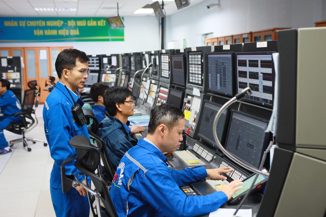 Người lao động BSR vận hành&nbsp;Nhà máy Lọc dầu Dung Quất.