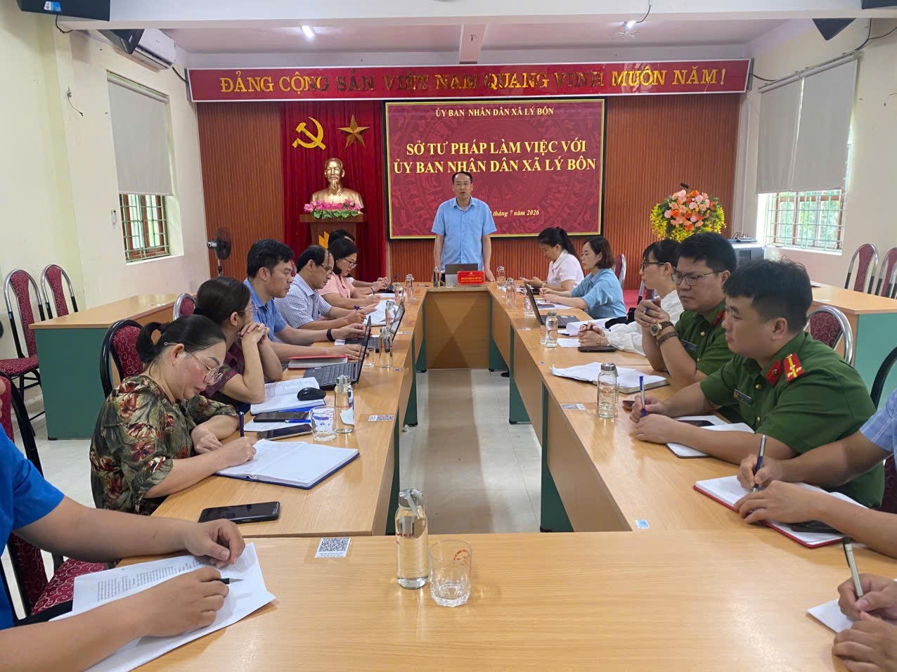 Đoàn công tác Sở Tư pháp tỉnh Cao Bằng kiểm tra sổ, hồ sơ tại UBND xã Lý Bôn. (Ảnh: Ngọc Huân)