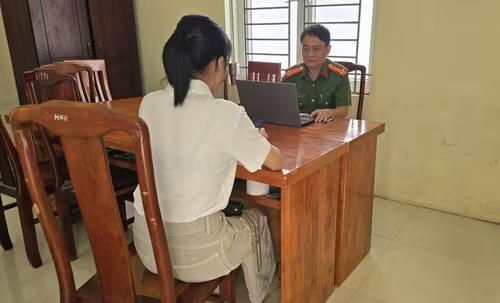 Công an làm việc với trường hợp tương tác nội dung xấu độc trên mạng. (Ảnh: Công an tỉnh Hưng Yên)