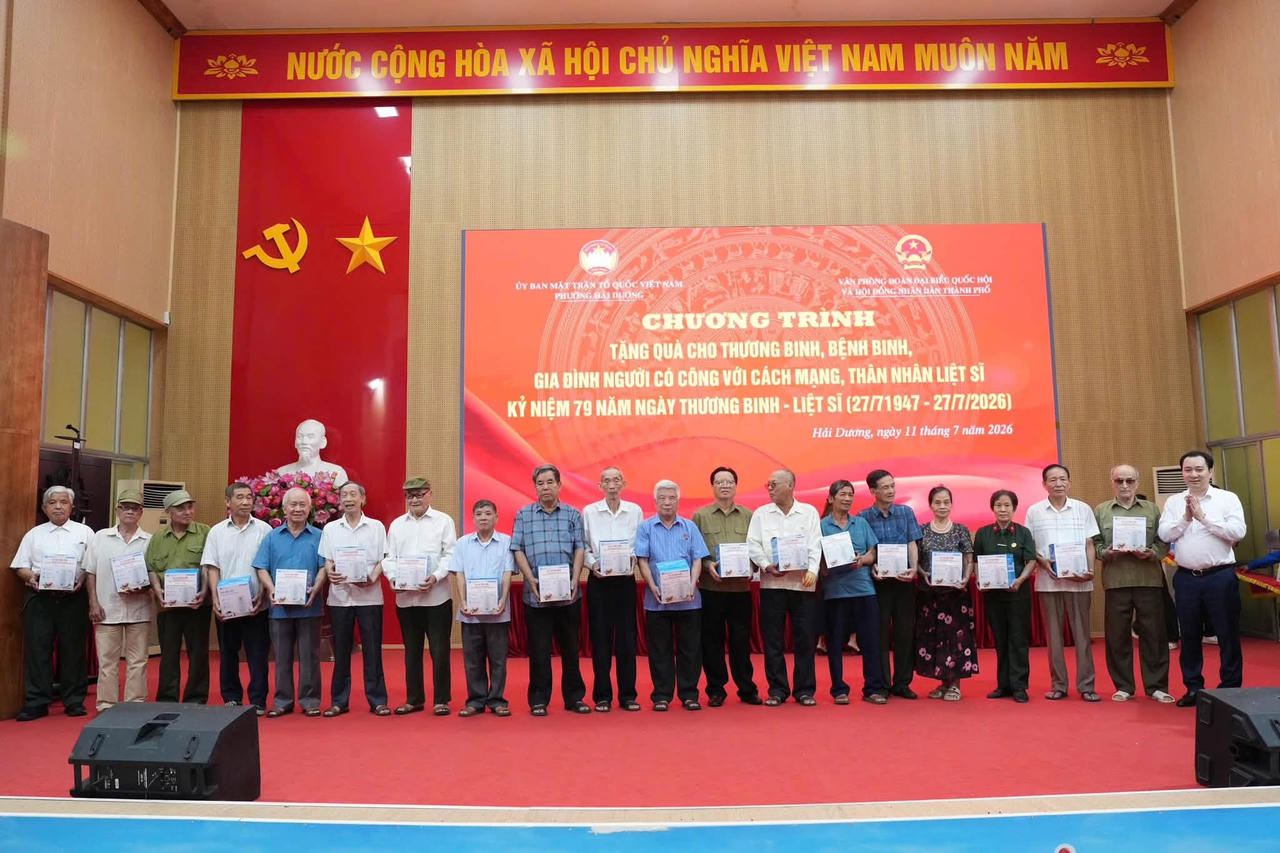Ban Tổ chức trao những phần quà tri ân tới các thương binh, bệnh binh, gia đình người có công với cách mạng và thân nhân liệt sĩ nhân dịp kỷ niệm 79 năm Ngày Thương binh - Liệt sĩ.