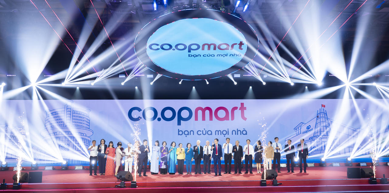 Các nguyên lãnh đạo Đảng, Nhà nước, TP HCM qua các thời kỳ cùng lãnh đạo Saigon Co.op chúc mừng kỷ niệm 30 năm thành lập thương hiệu Co.opmart